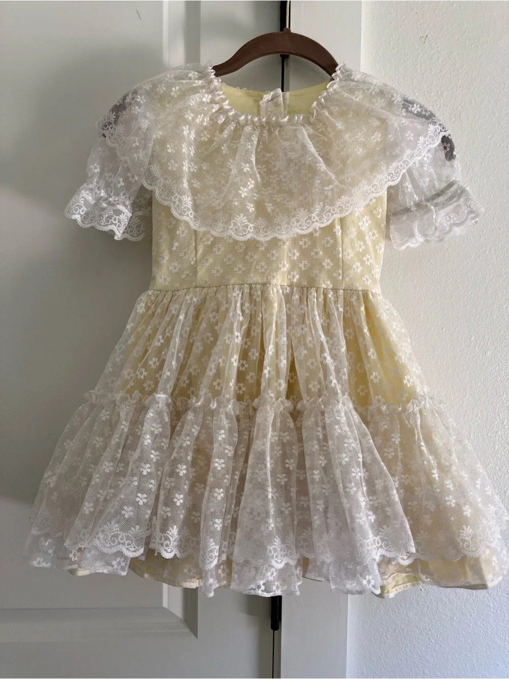 Vintage Golden Age Girls Size 6 Yellow White Floral Lace pageant dress